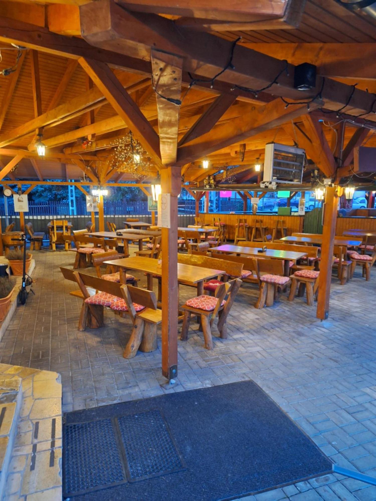 Grill Terasz Etterem Es Szallashely Mezőkövesd Buitenkant foto