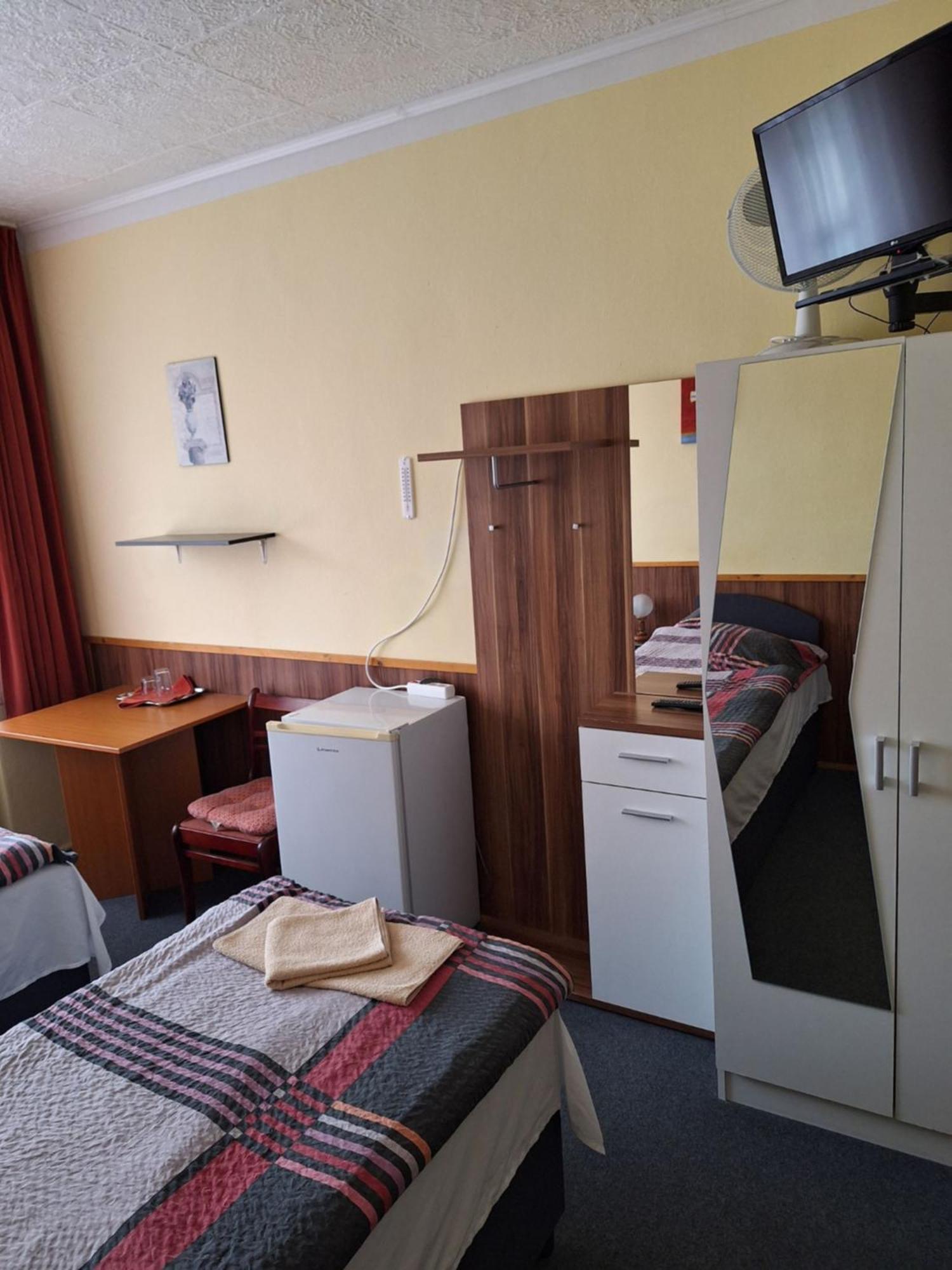 Grill Terasz Etterem Es Szallashely Mezőkövesd Buitenkant foto