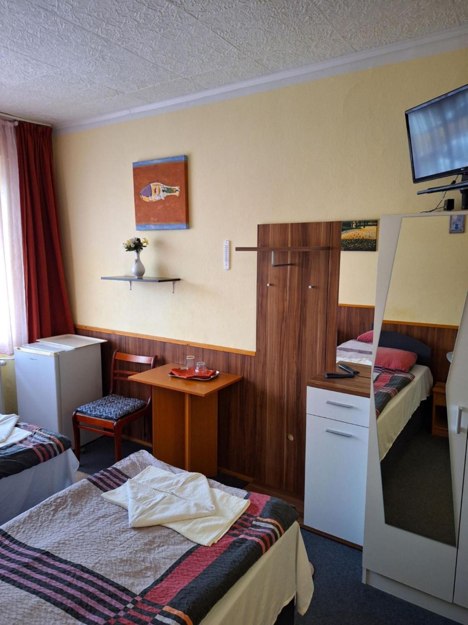 Grill Terasz Etterem Es Szallashely Mezőkövesd Buitenkant foto