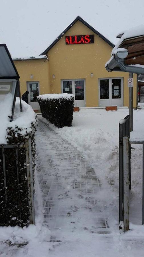 Grill Terasz Etterem Es Szallashely Mezőkövesd Buitenkant foto