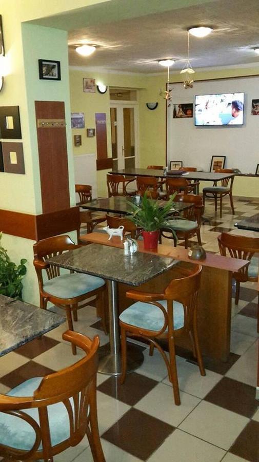 Grill Terasz Etterem Es Szallashely Mezőkövesd Buitenkant foto