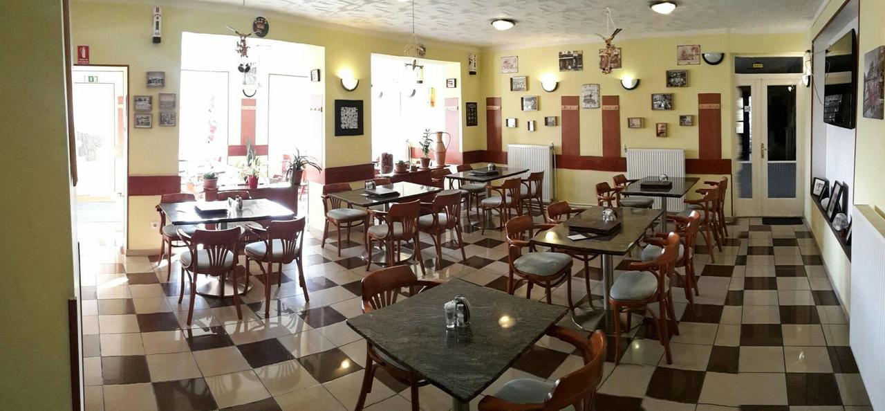 Grill Terasz Etterem Es Szallashely Mezőkövesd Buitenkant foto